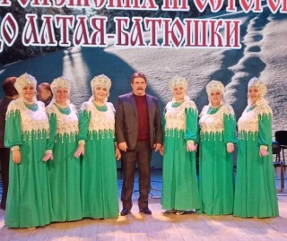 Руководитель "Серебряны" Александр Кищук и участницы ансамбля